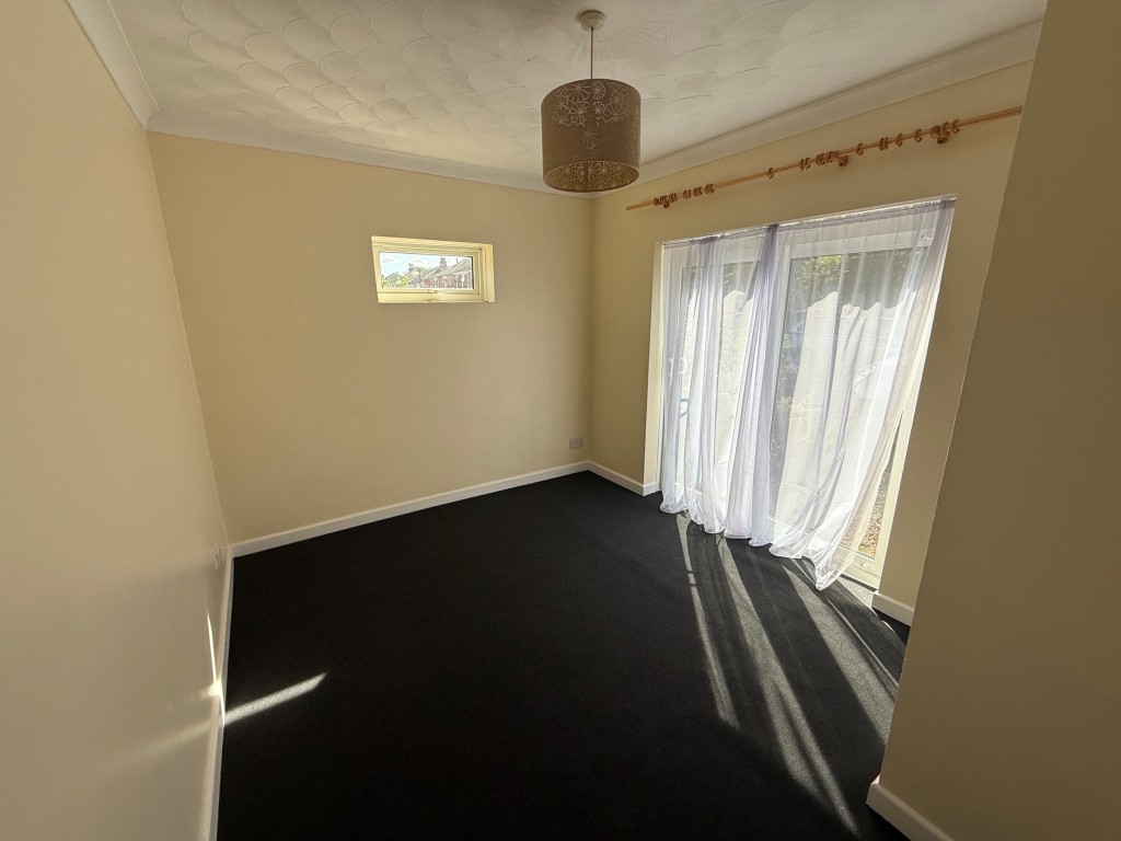 Lot: 190 - FREEHOLD BUILDING COMPRISING THREE FLATS FOR INVESTMENT - Bedroom of flat 85a